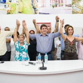 Maurício Carneiro abraça pré-candidatura a prefeito
